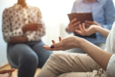 Gesprek drie zittende personen