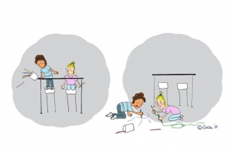 Twee kinderen waarvan eerst eentje de potloden laat vallen, zitten samen op de grond te kleuren