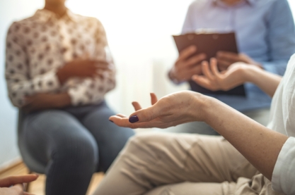 Gesprek Gesprek drie zittende personen