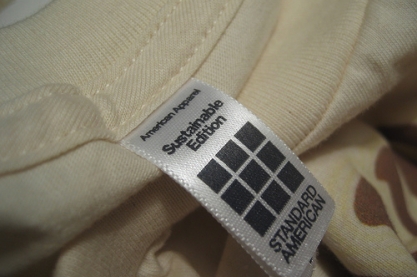 Afbeelding van Flickr (https://www.flickr.com/photos/scoobyfoo/105541966/in/photolist-iNXTAZ-2acSnY-ajVX5-qFxWR-3tRmhf-o1Rpv-4jyFqj-h27aX), CC BY-NC-ND 2.0 (https://creativecommons.org/licenses/by-nc-nd/2.0/) Kledinglabel American Apparel, Sustainable Edition