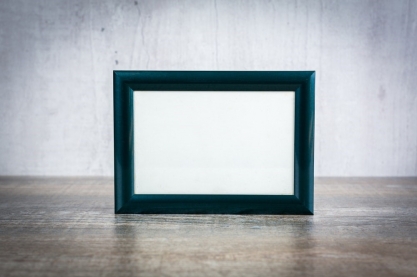Leeg fotolijstje op tafel